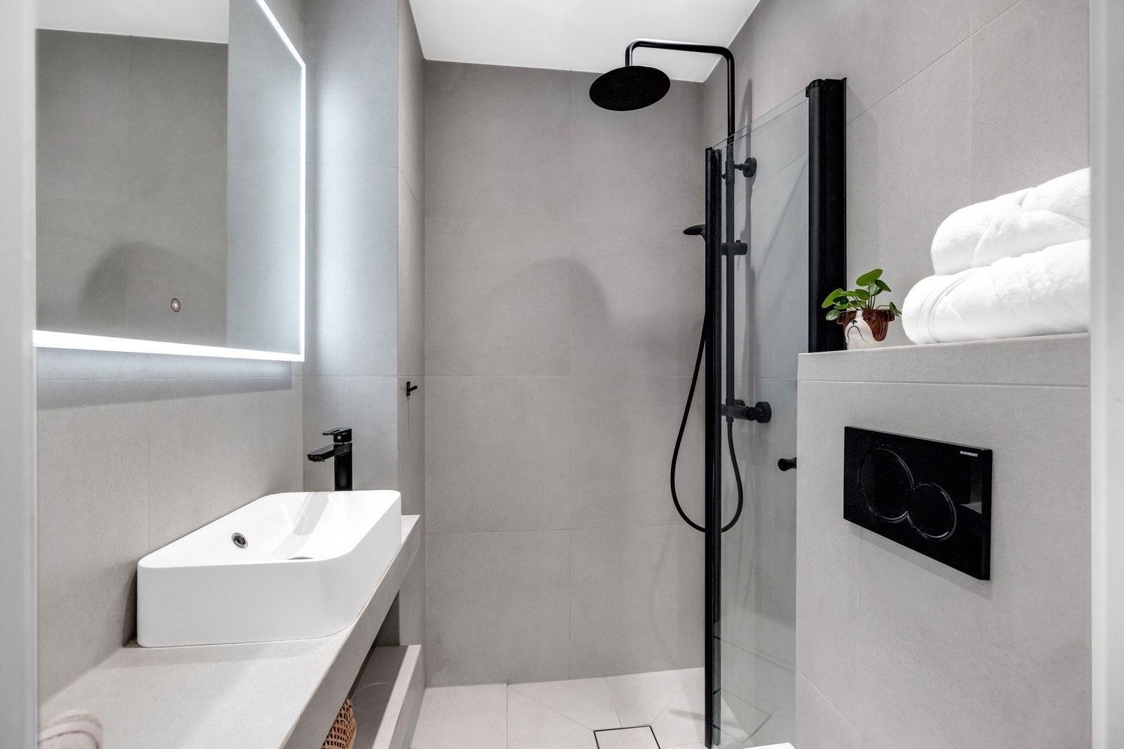 Badet ble rehabilitert i 2022 i regi av sameiet. Varmekabler i gulvet og downlights belysning i tak. Galleribilde