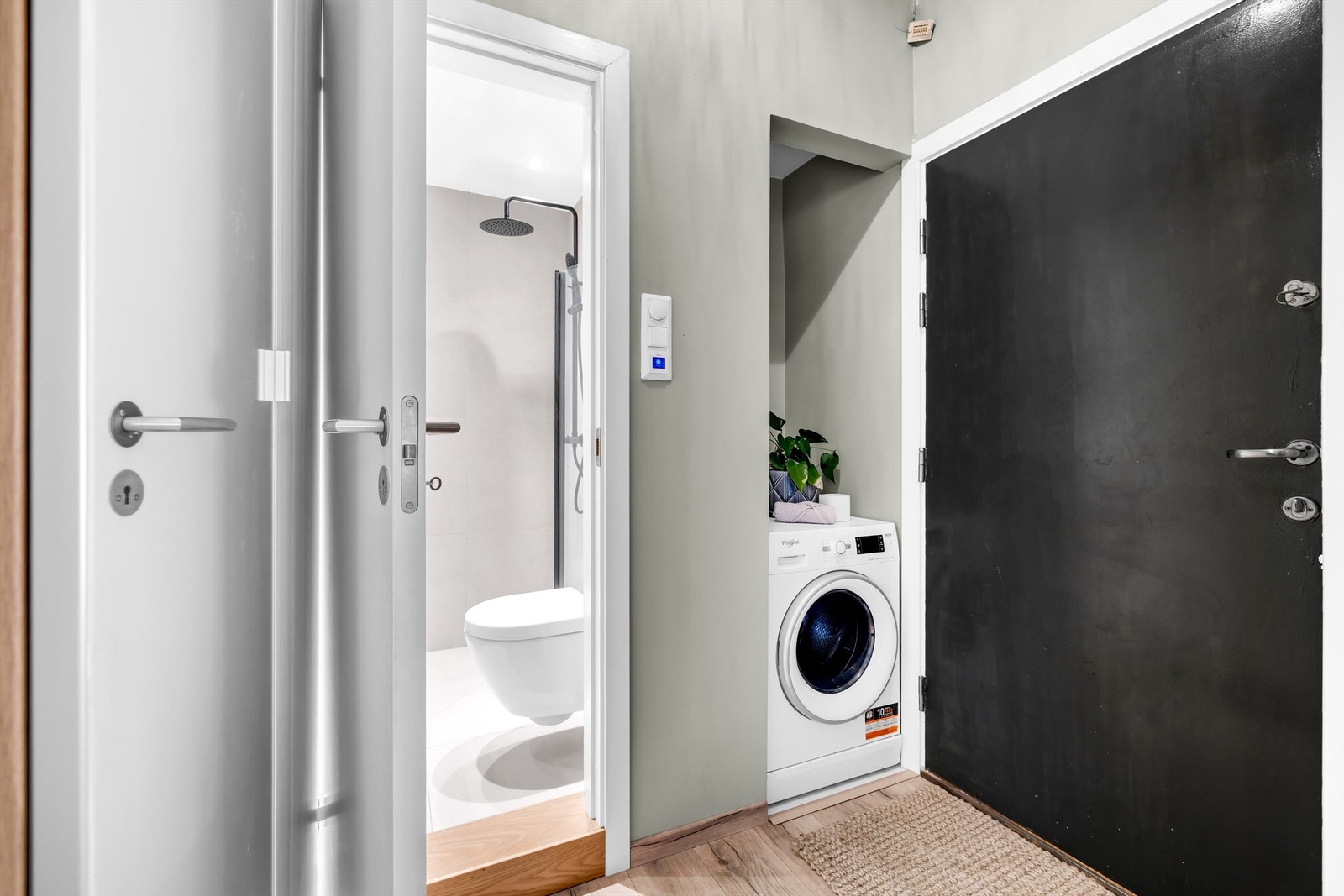 Entréen har en praktisk nisje med opplegg for vaskemaskin og automatisk lekkasjevarsler. Inngangsdøren er en B30-klassifisert sikkerhetsdør. Galleribilde