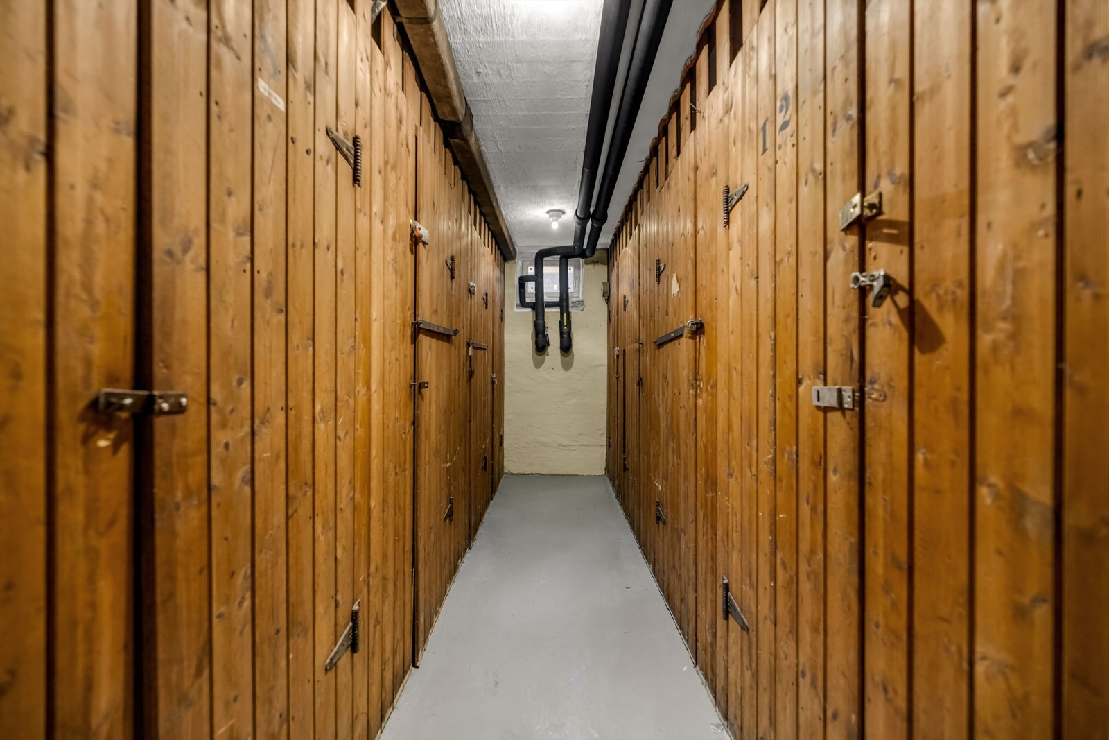 Leiligheten disponerer to boder i kjelleren på totalt 4 m², som gir rikelig med lagringsplass. Galleribilde