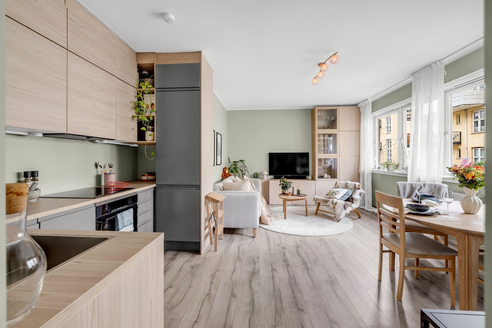 Et sosialt og hyggelig rom med plass til å invitere venner og familie til hyggelige sammenkomster. Galleribilde