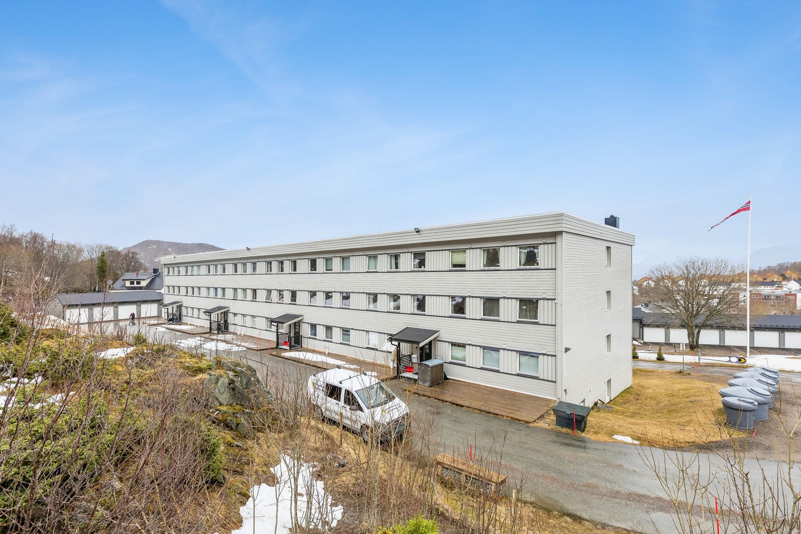 Flotte solplattinger ved inngangene. Galleribilde