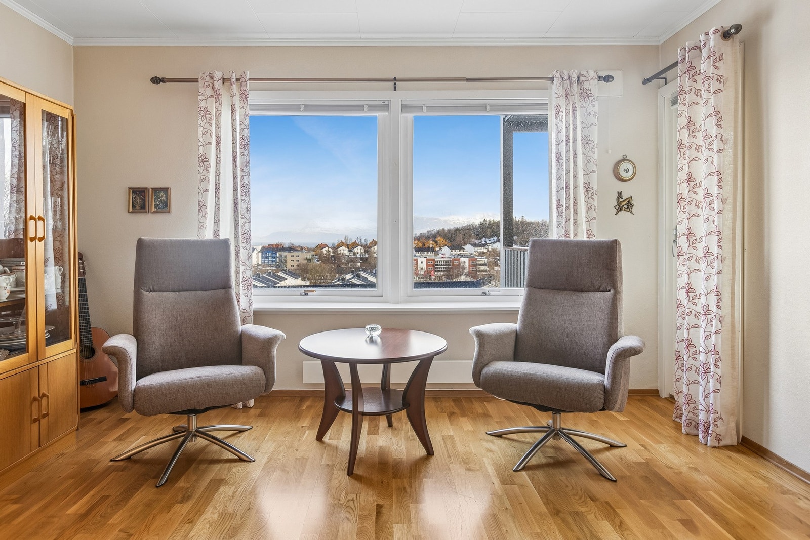 Koselig stue med gode utsiktsvinduer i front. Galleribilde