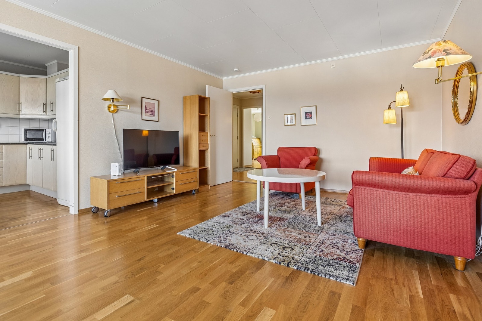 Stor stue med åpning til kjøkkenet. Galleribilde