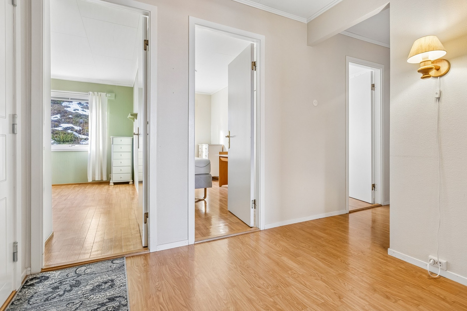 Alle tre soverommene ligger bak i leiligheten. Galleribilde