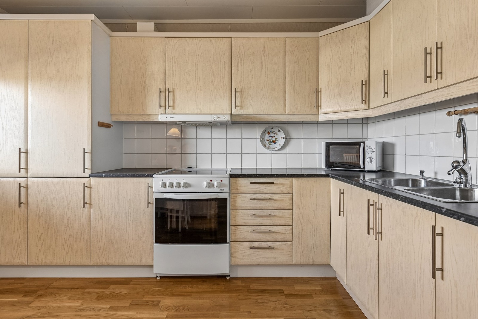 Pen og praktisk kjøkkeninnredning. Galleribilde