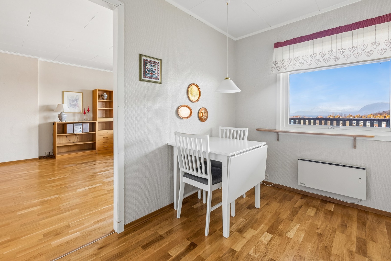 Kjøkkenbordet kan også plasseres under kjøkkenvinduet. Galleribilde