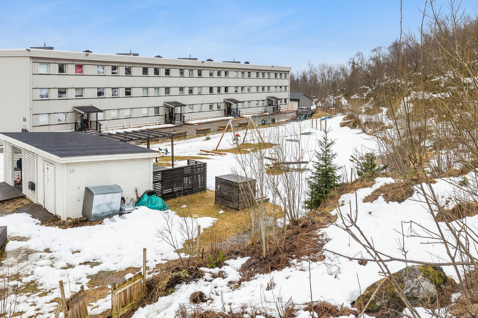 Lekeplass for barna etablert på baksiden. Redskapsbod for felles hageredskaper og grill. Galleribilde