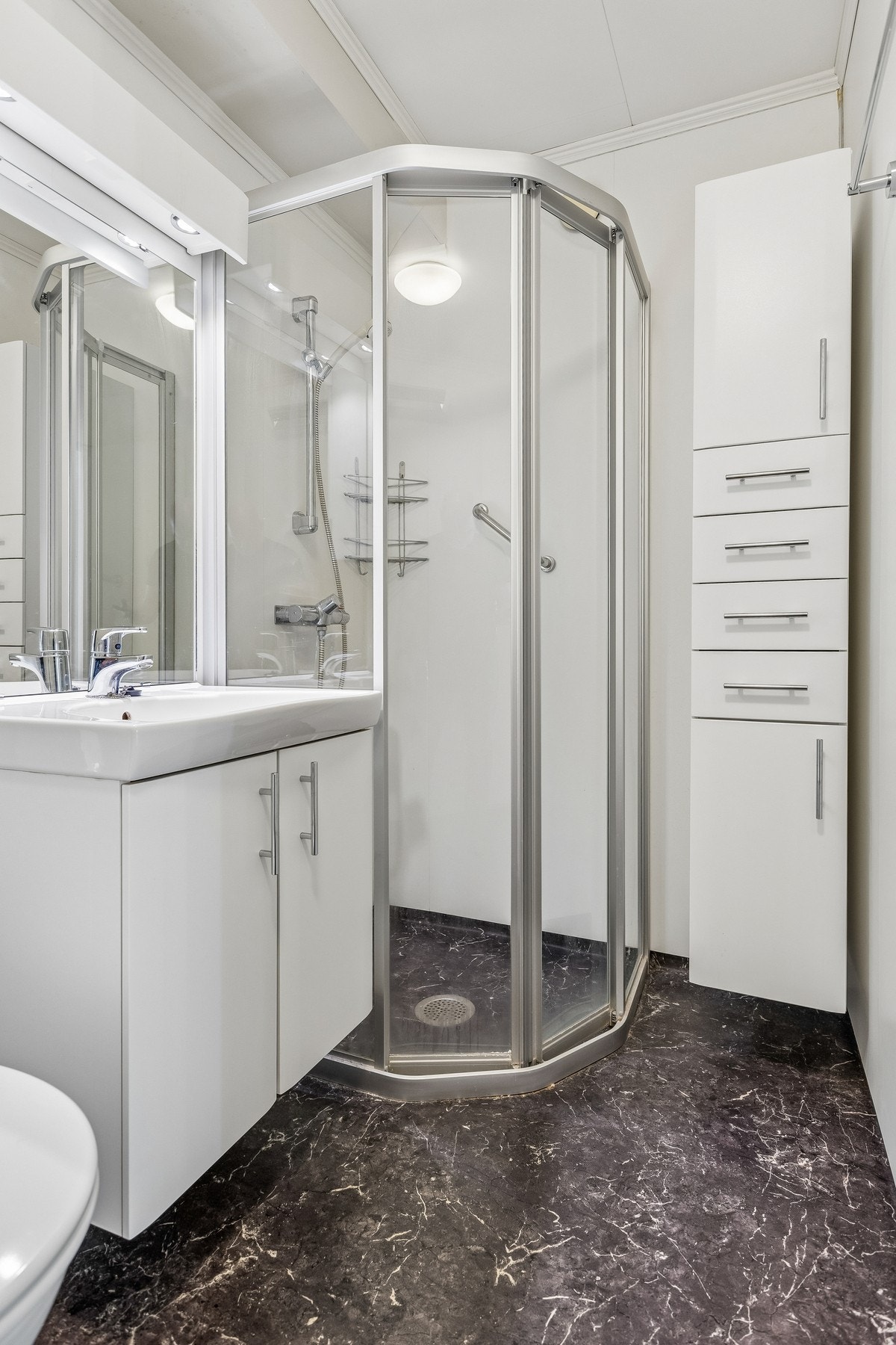 Badet er pent pusset opp for noen år siden. Det er fin innredning, dusjnisje og skap. Galleribilde