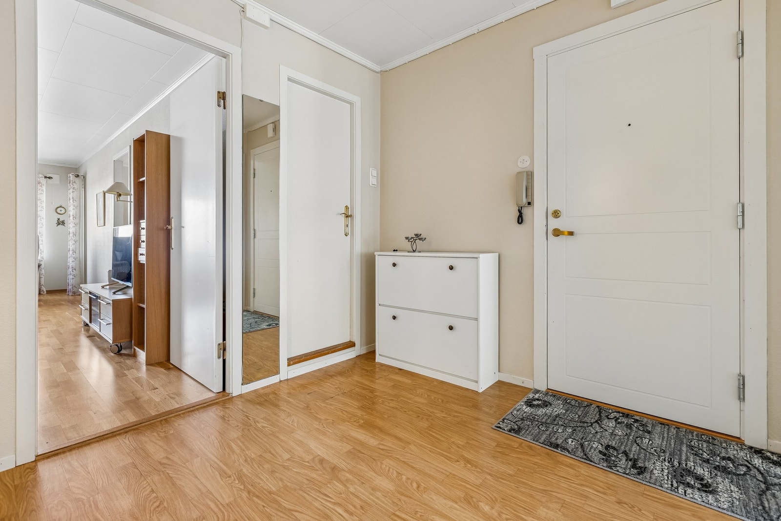 Fra gangen er det dør til 3 soverom og badet. Galleribilde