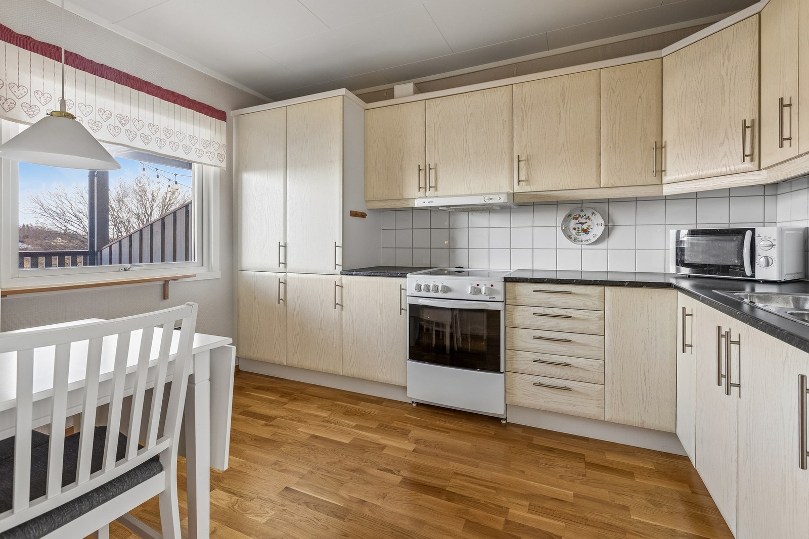 Pent kjøkken med utsikt. Galleribilde