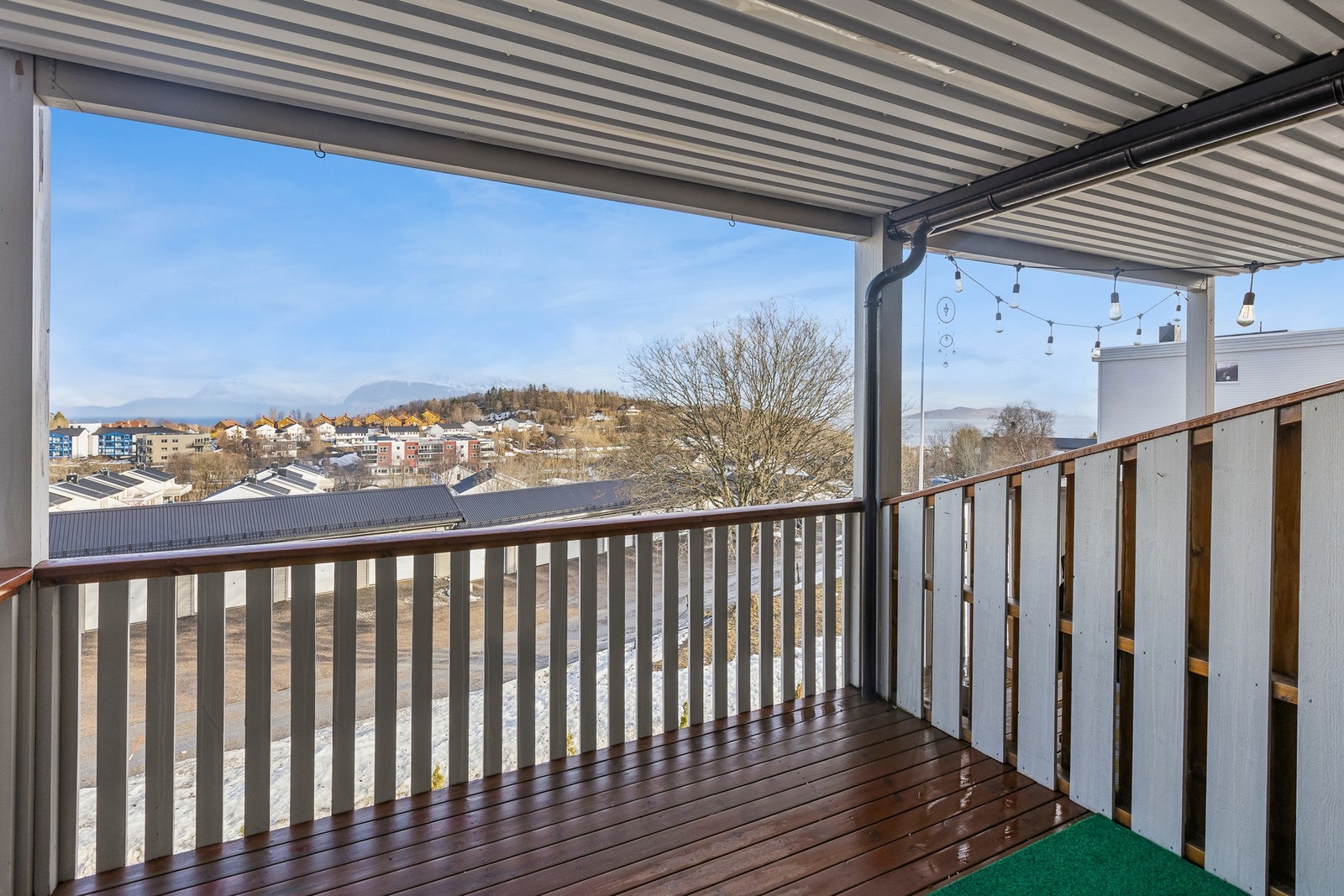 På balkongen kan man sitte og nyte utsikten i all slags vær. Galleribilde