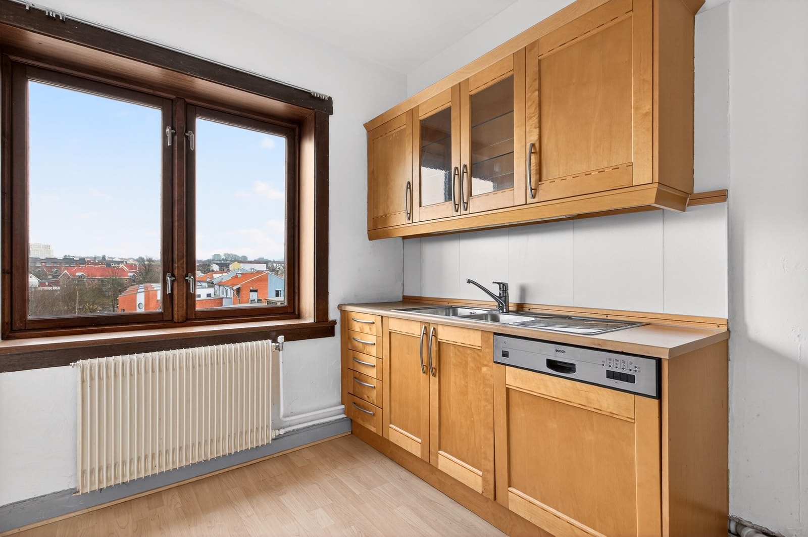 Kjøkkenet er videre utstyrt med oppvaskmaskin og komfyrsom følger med handelen. Et stort vindu gir rommet godt med dagslys. Galleribilde