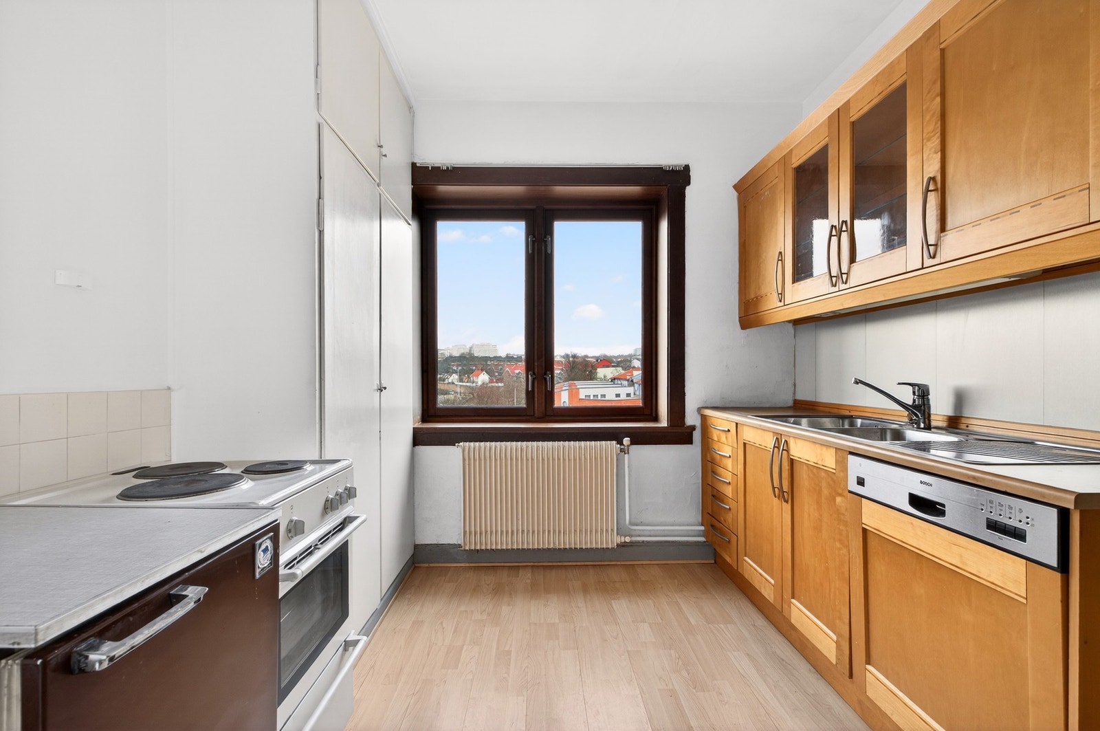 Romslig kjøkken i eget rom. Galleribilde