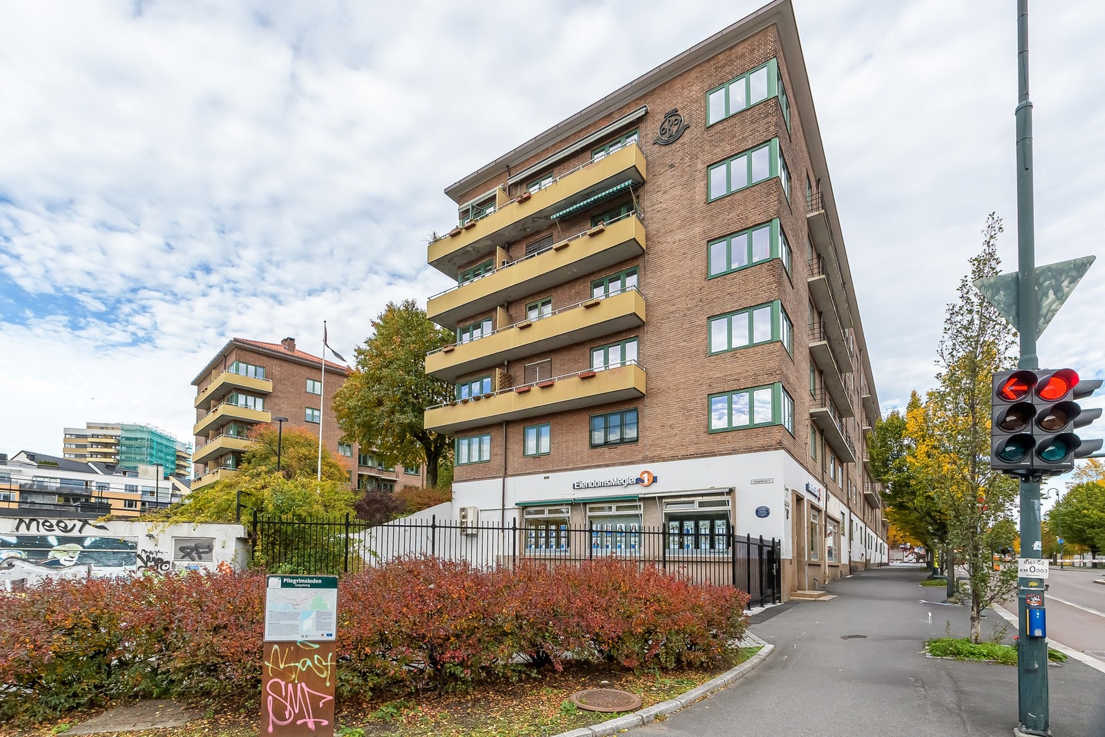 Rett i nærheten går både 20 og 37-bussen. Galleribilde