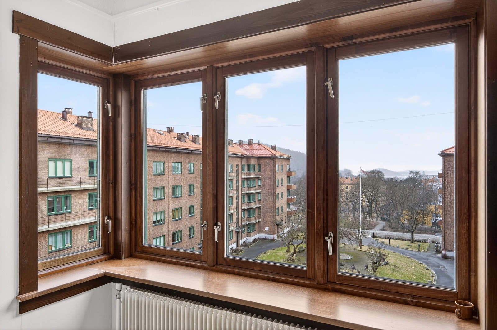 Boligen ligger fint til i byggets 5.etasje, og har store vindusflater som gir rikelig med naturlig lys. Galleribilde