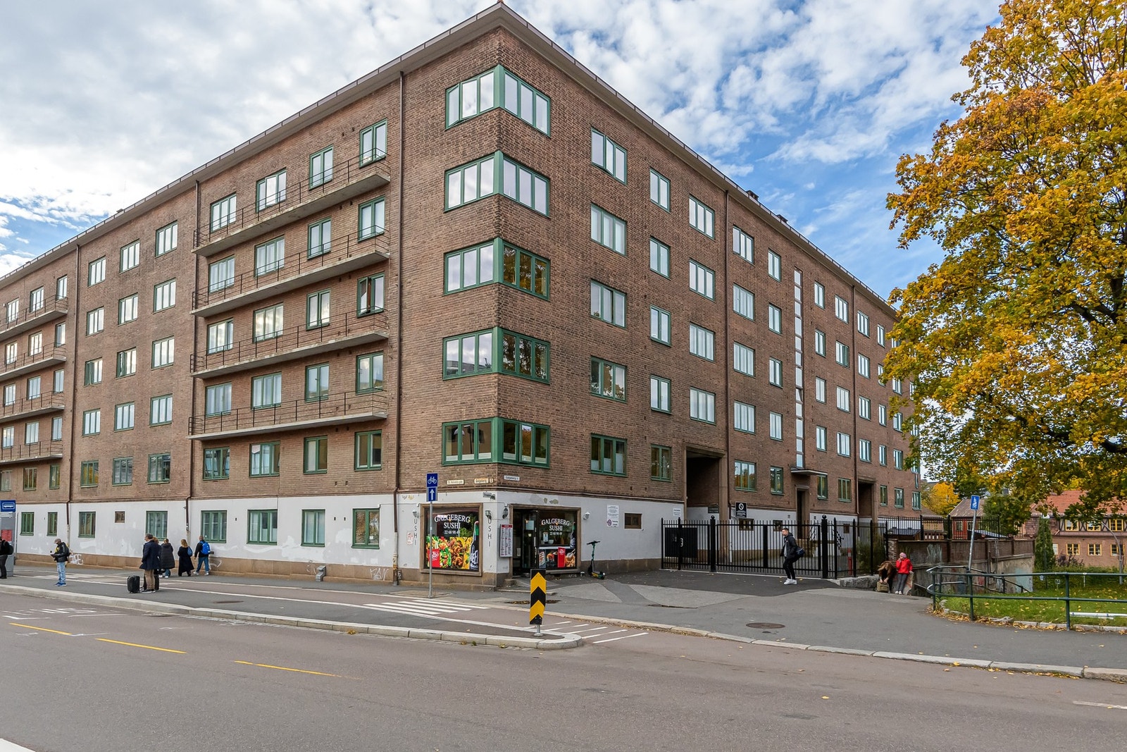 Leiligheten ligger sentralt på Galgeberg med gangavstand til butikker og utmerket kollektivtilbud rett utenfor døren. Galleribilde