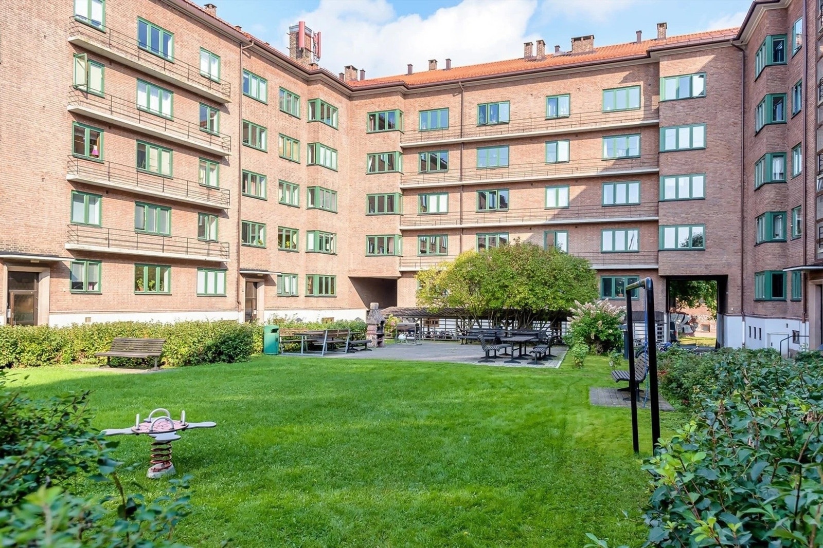 Borettslaget har en hyggelig bakgård med sitteplasser. Galleribilde