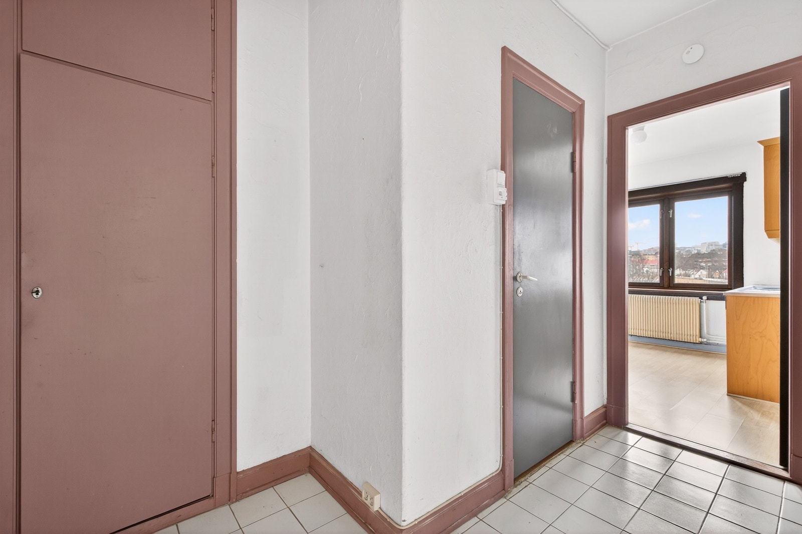 Romslig entré med plass til ulike oppbevaringsløsninger. Galleribilde