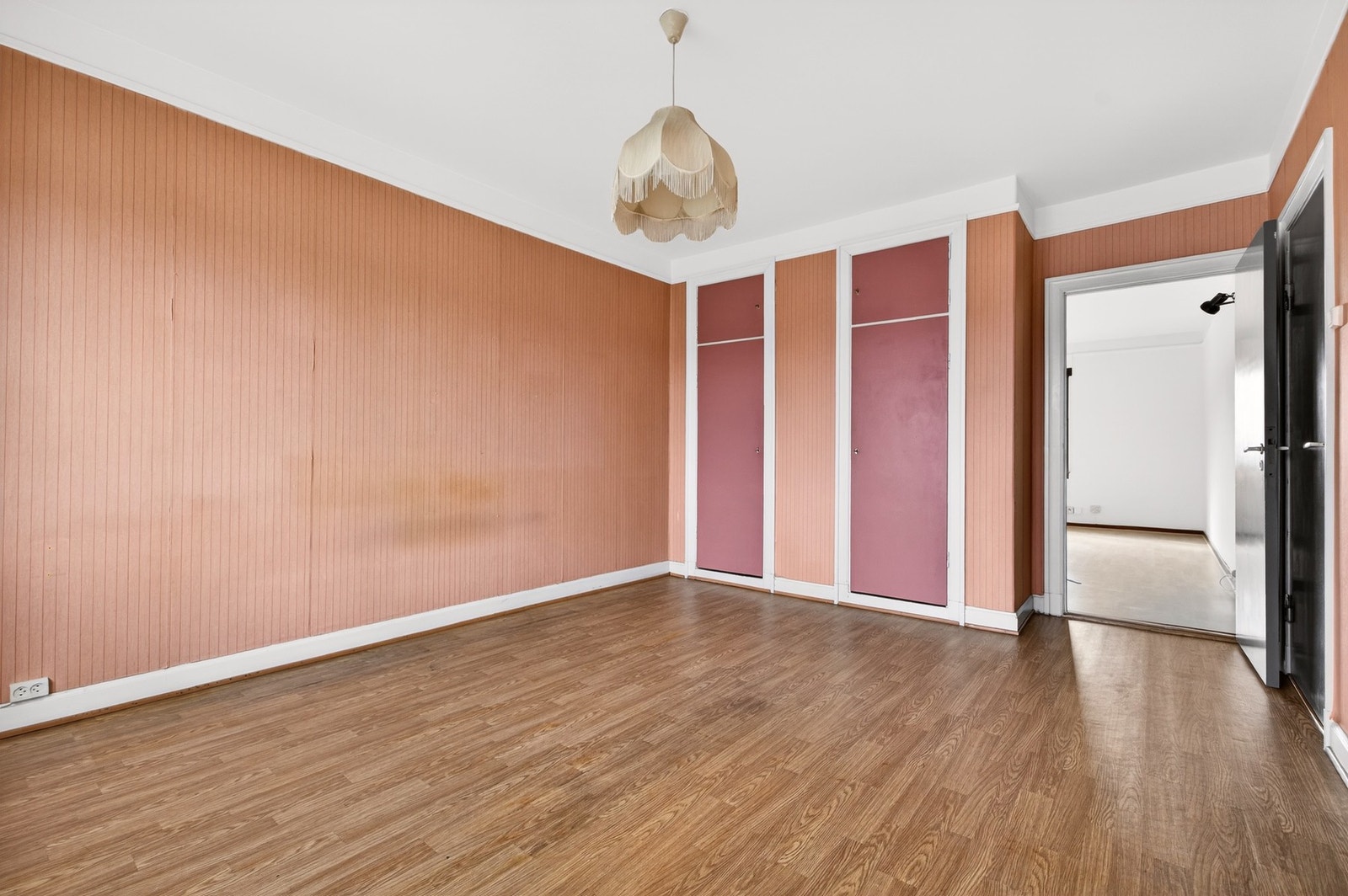 Her er det god plass til dobbeltseng, nattbord og garderobeløsning. Galleribilde