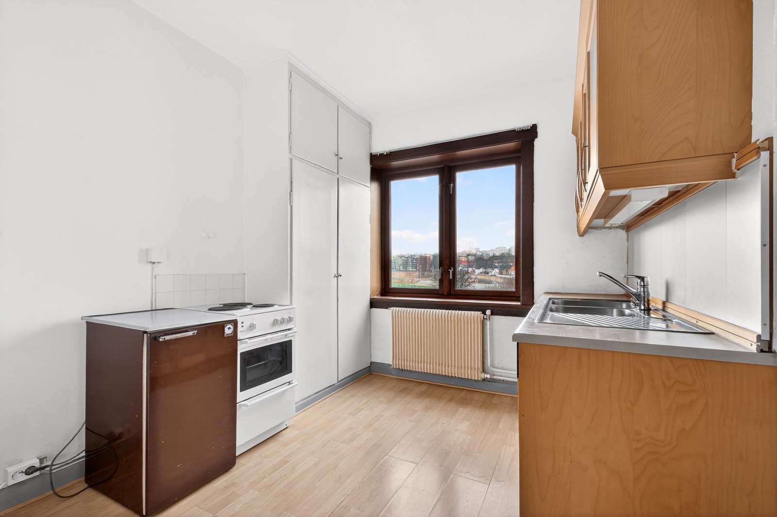 Kjøkkeninnredningen har slette fronter og benkeplate med oppvaskkum av stål. Galleribilde