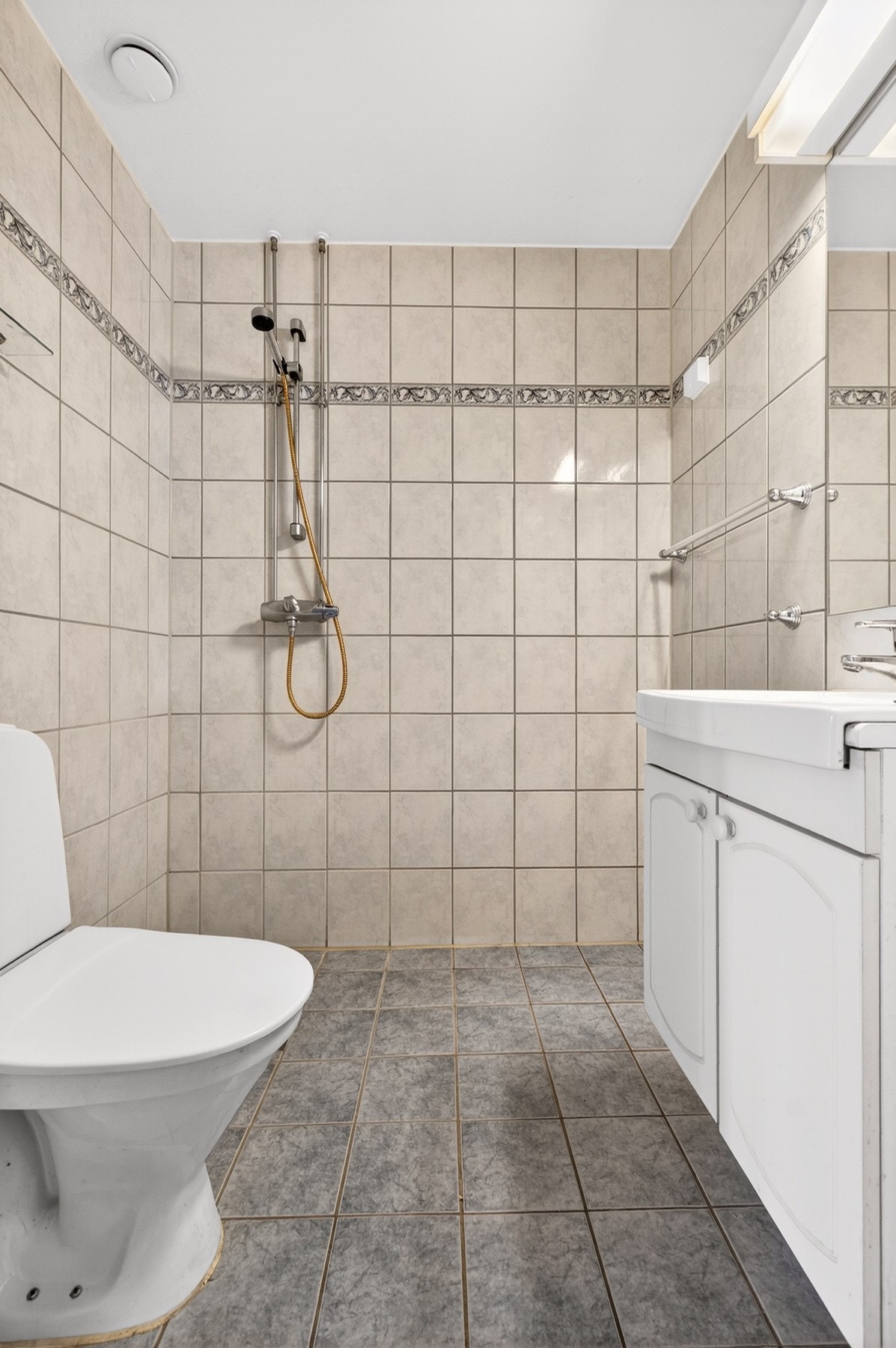 Leiligheten har et lyst baderom som ble rehabilitert i regi av borettslaget i 2004. Galleribilde