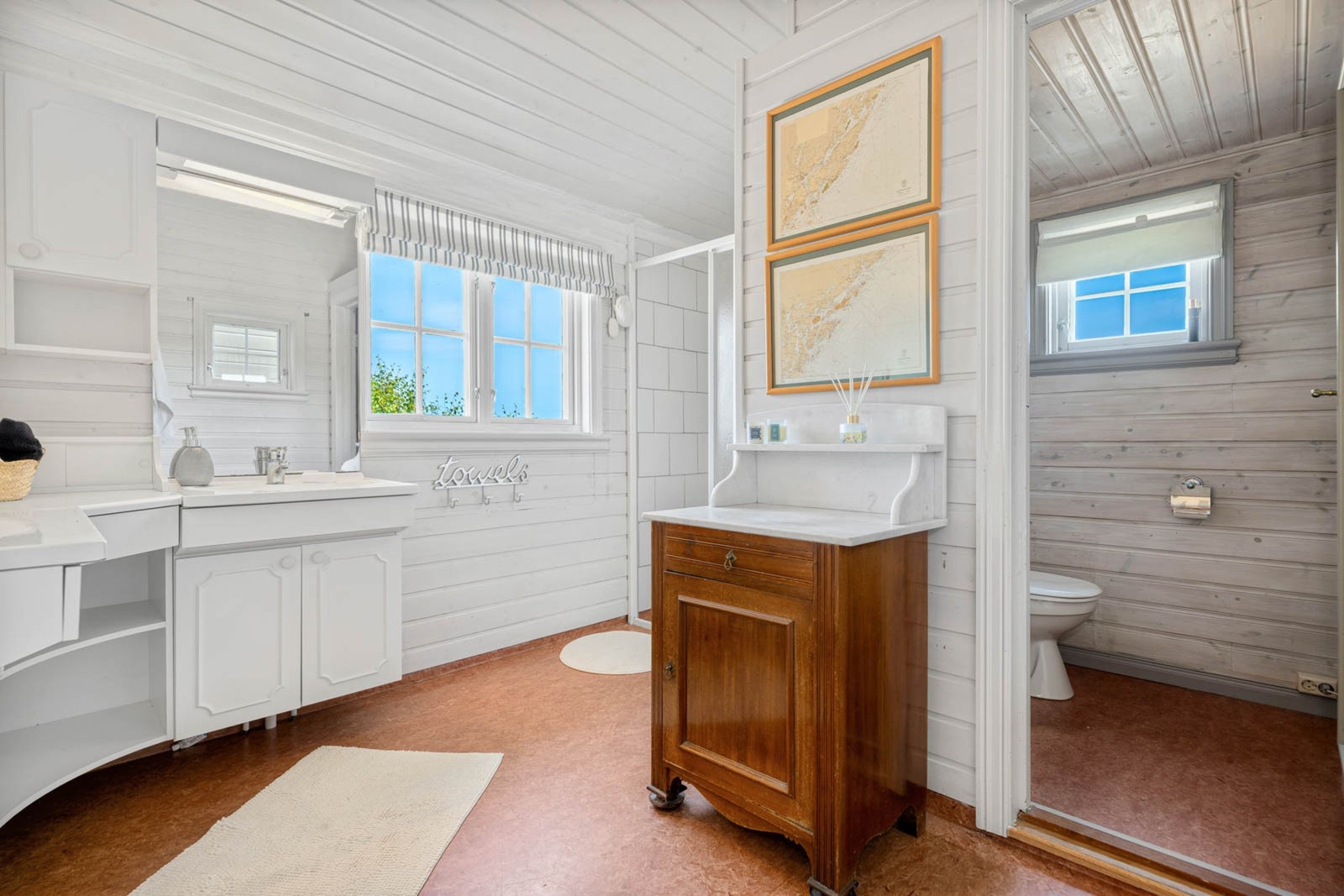 Lyst og romslig bad med vinduer som slipper inn naturlig lys. Galleribilde