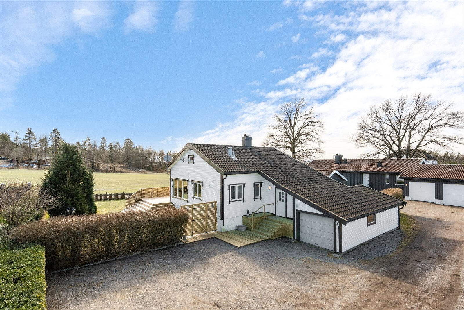 Enebolig med 3 soverom, bad, kjøkken,stue, loftstue, garasje med romslig bod og kjeller med muligheter Galleribilde