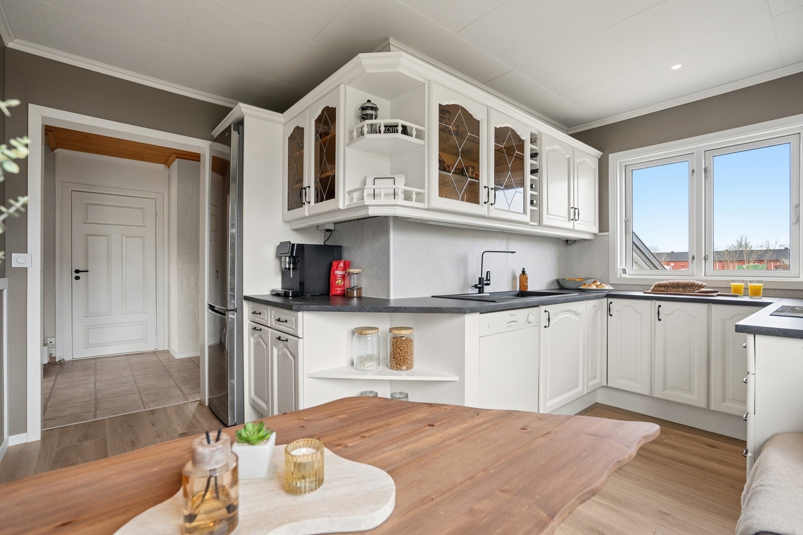 Hvite profilerte fronter og mdf benkeplate Galleribilde