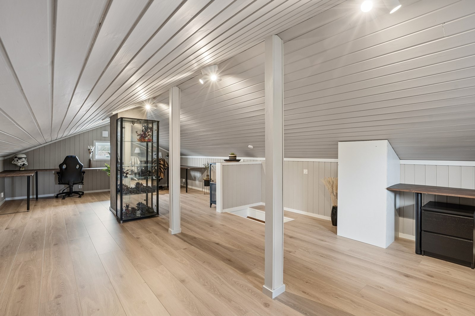 Det er i dag loftsluke med trapp og det bør dermed etableres ordentlig trapp samt og rommet må omsøkes for varig opphold da dette ikke er gjort
. Galleribilde