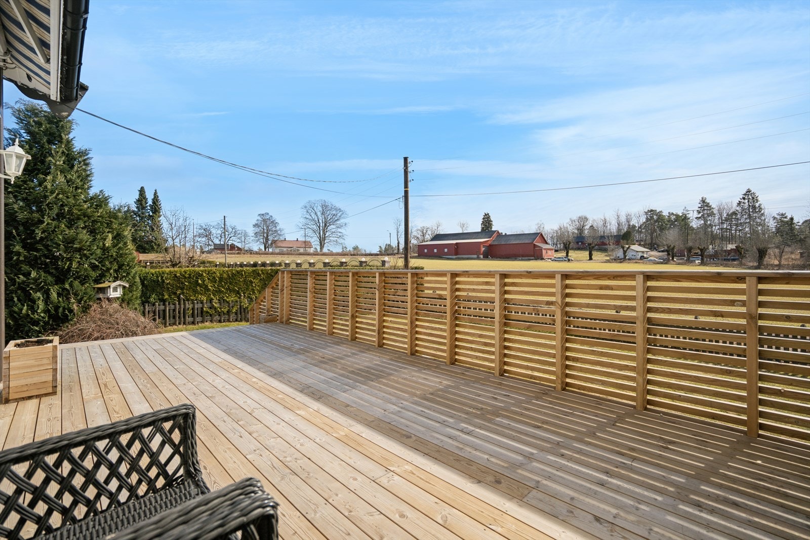 Stor solrik terrasse med kort vei til Barkåker med skole, idrett, barnehage og butikk Galleribilde
