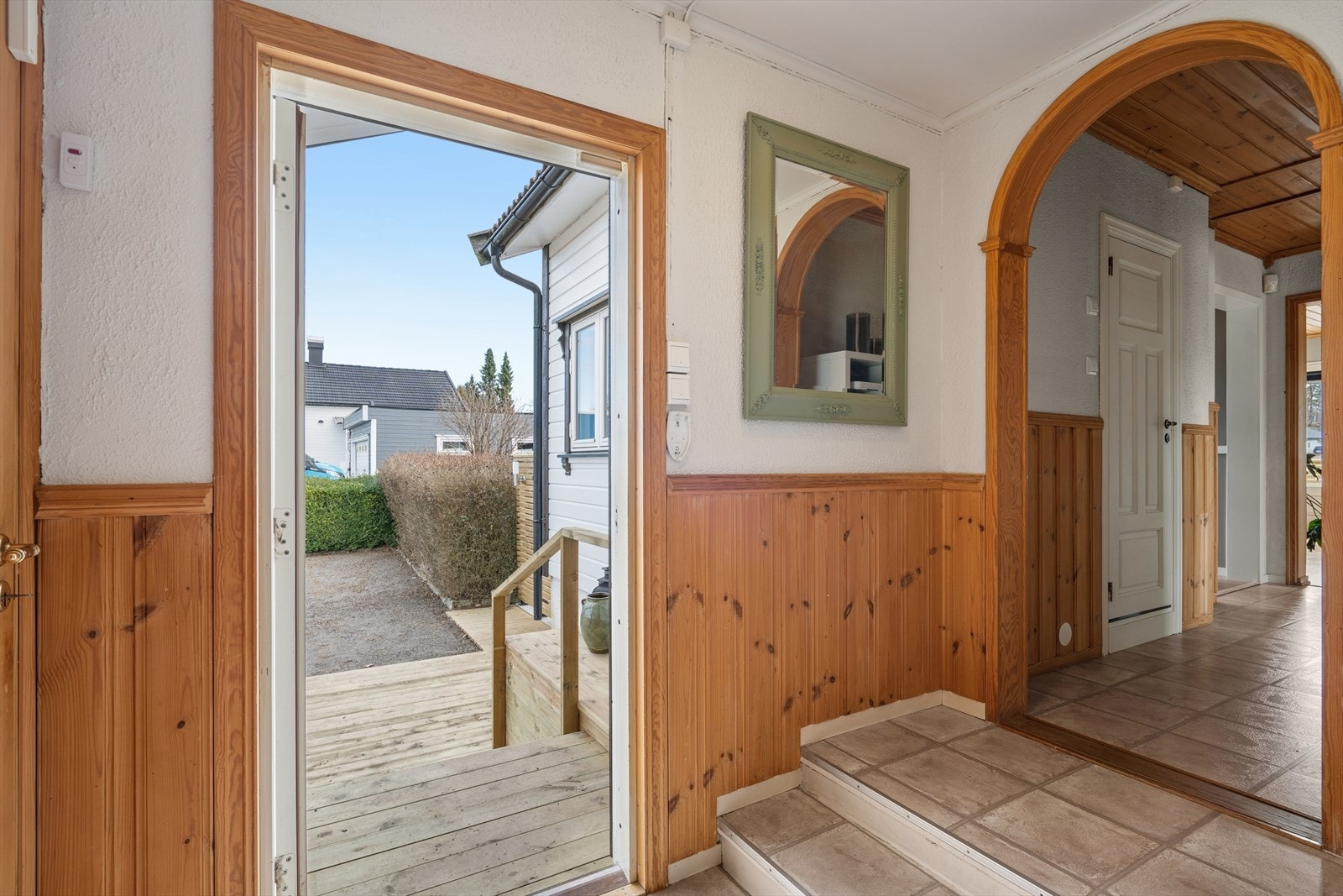 Entréen med plass til oppheng av jakker og sko. Samt dør inn til bod Galleribilde