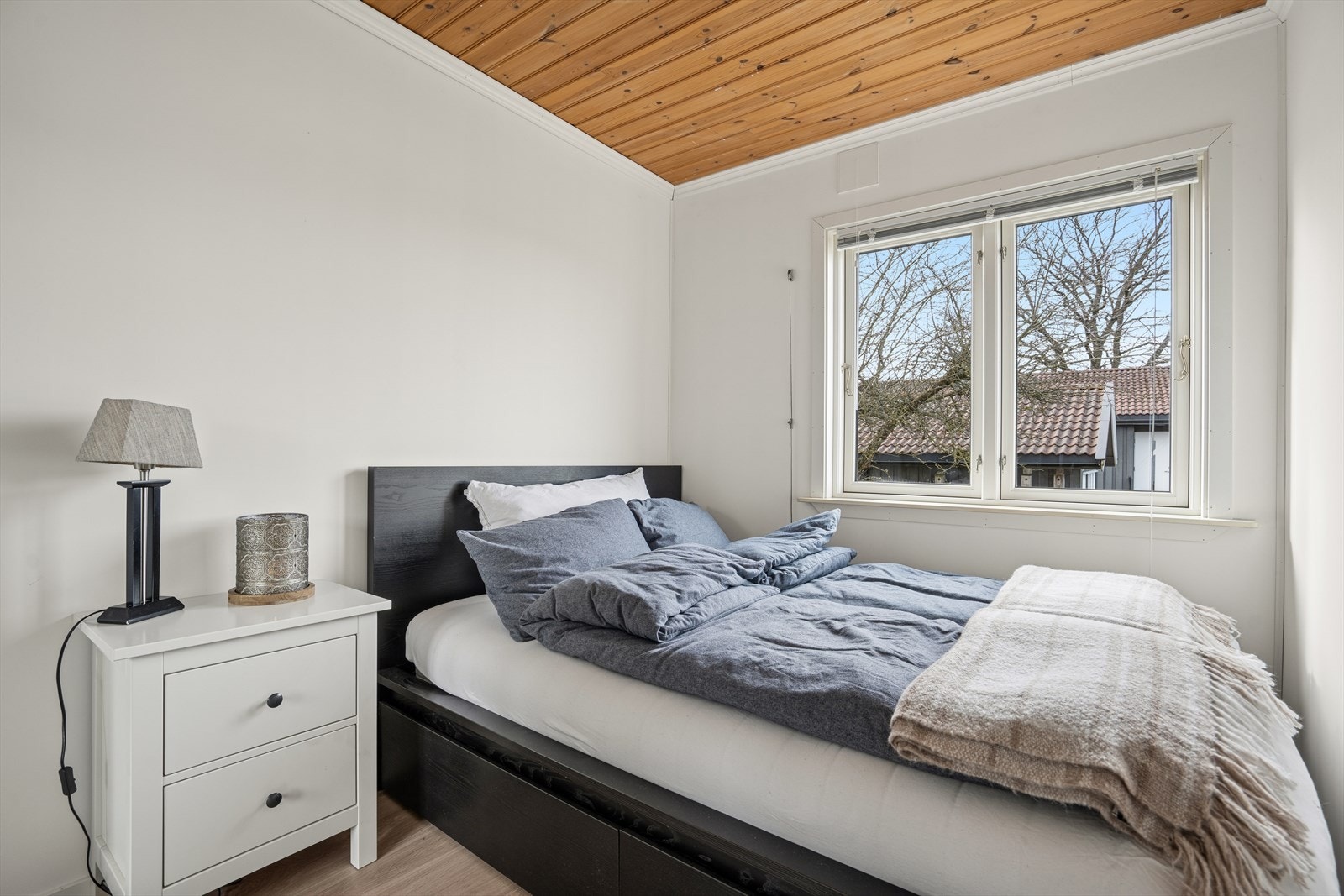 Og det siste soverommet med seng og muligheter for kommode Galleribilde