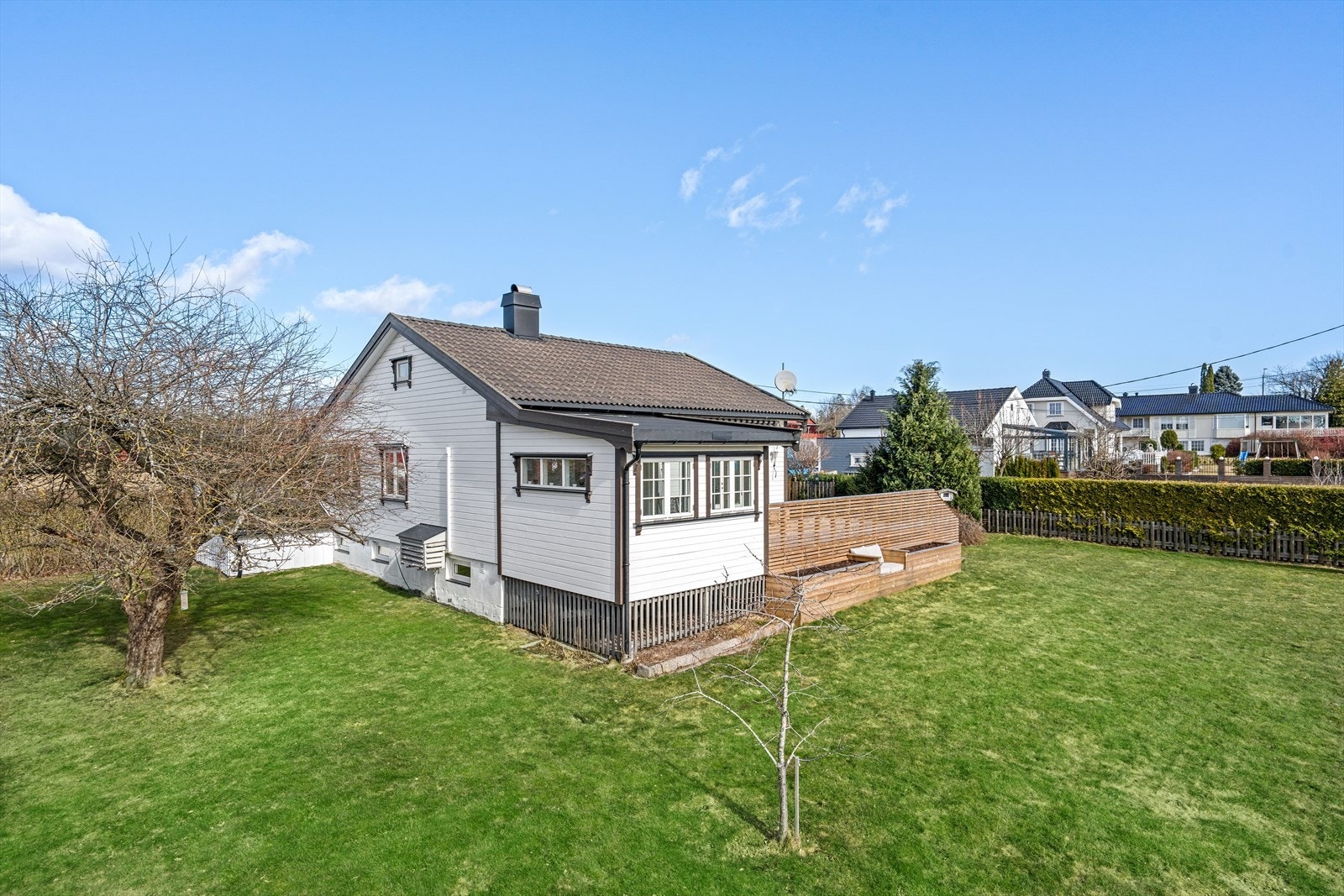 Pent opparbeidet tomt med stor plen perfekt for barnefamilien Galleribilde