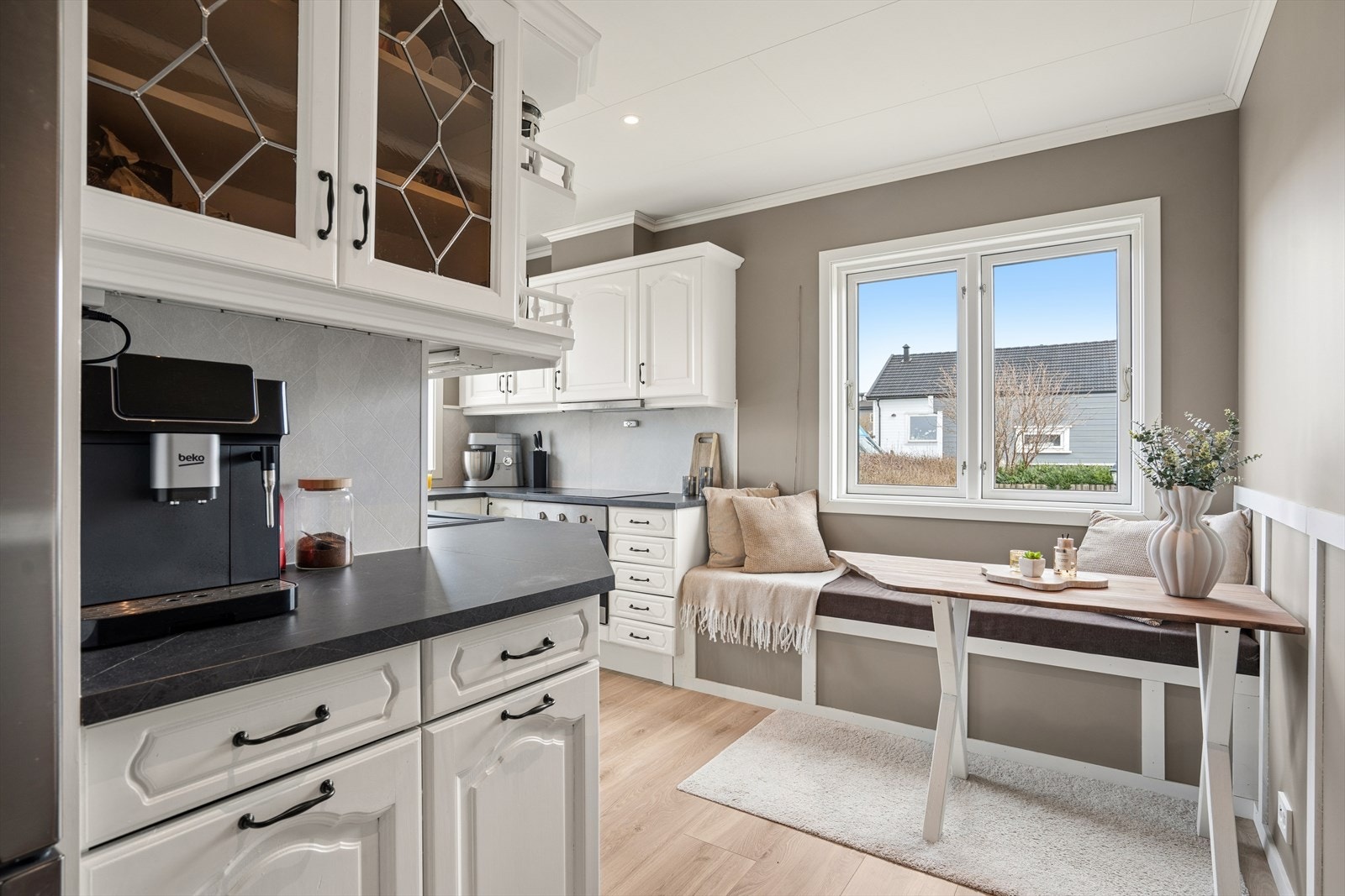 Koselig plass til et lite frokostbord og benk Galleribilde