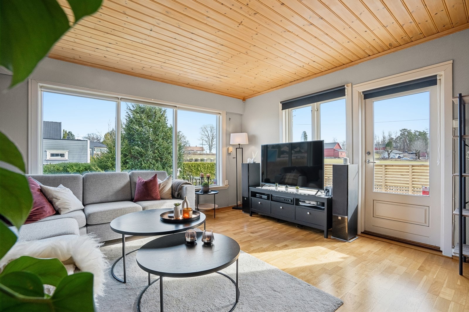 Utgang til solrik terrasse og ned på plenområdet Galleribilde