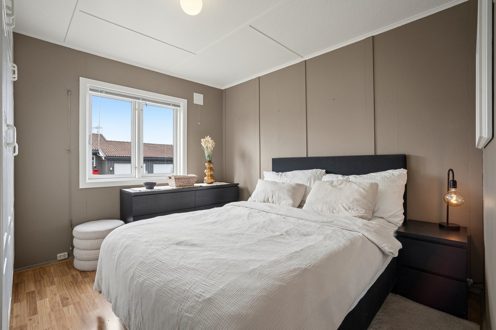 Det er totalt tre soverom i boligen, alle med plass til seng, garderobe og evt en skrivepult Galleribilde