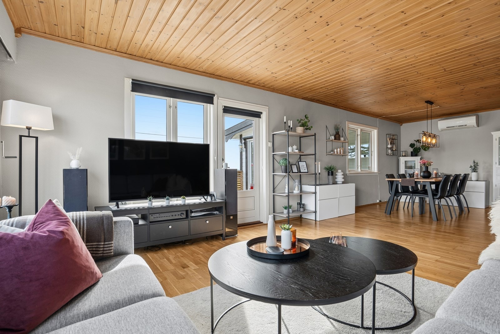 Gode møbleringsmuligheter både med sofagruppe og god plass til spisestue Galleribilde