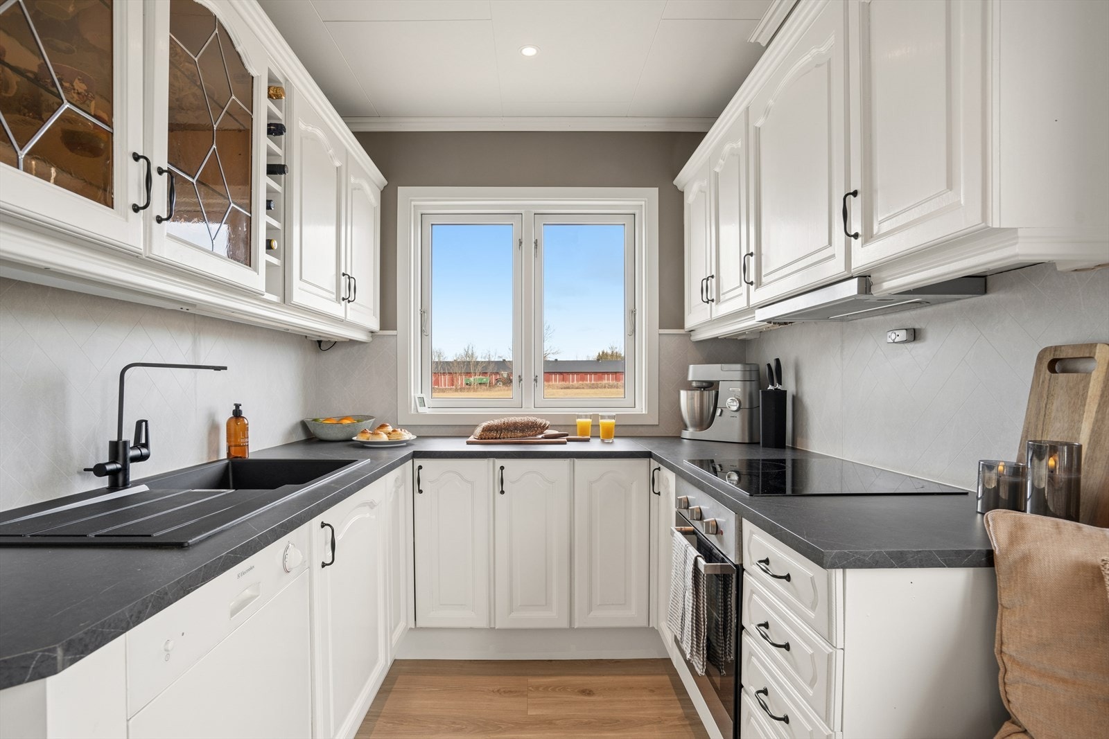 Kjøkkenet godt utnyttet med skap og benkpelass Galleribilde