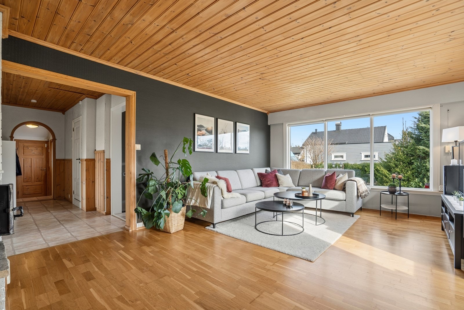 Stuen er lys og delikat, de store vindusflatene sørger for godt med lysinnslipp Galleribilde