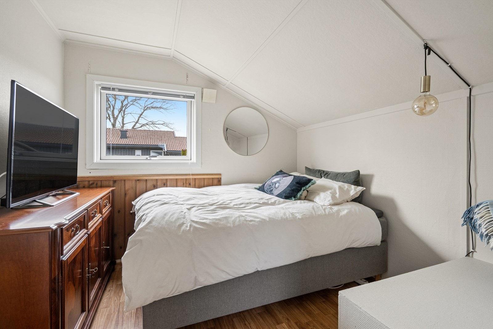 Soverom nummer to med seng og kommode plass samt tv eller en skrivepult avhengig av sengestørrelse Galleribilde