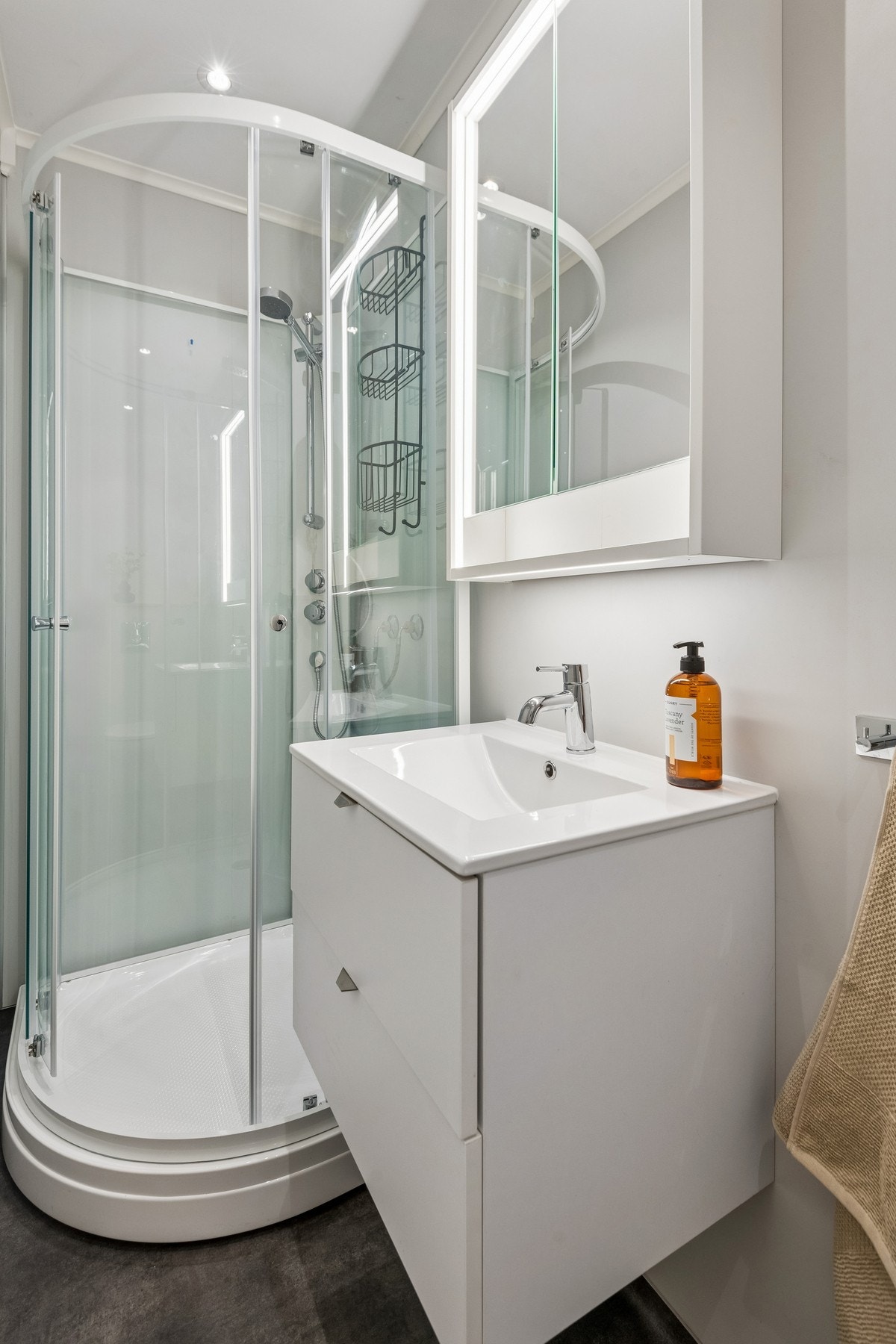 Badet er innredet med dusjkabinett, servant og toalett. Galleribilde
