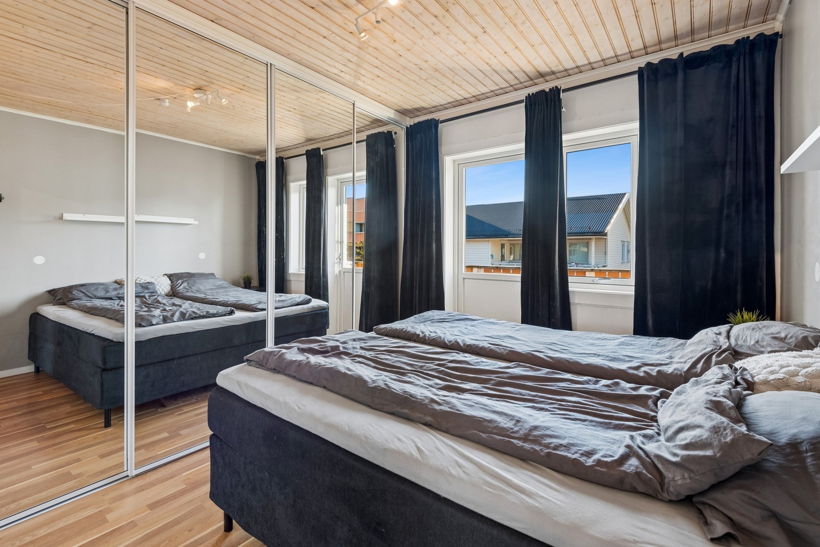 Romslig soverom med praktisk skyvedørsgarderobe og utgang til privat terrasse. Galleribilde