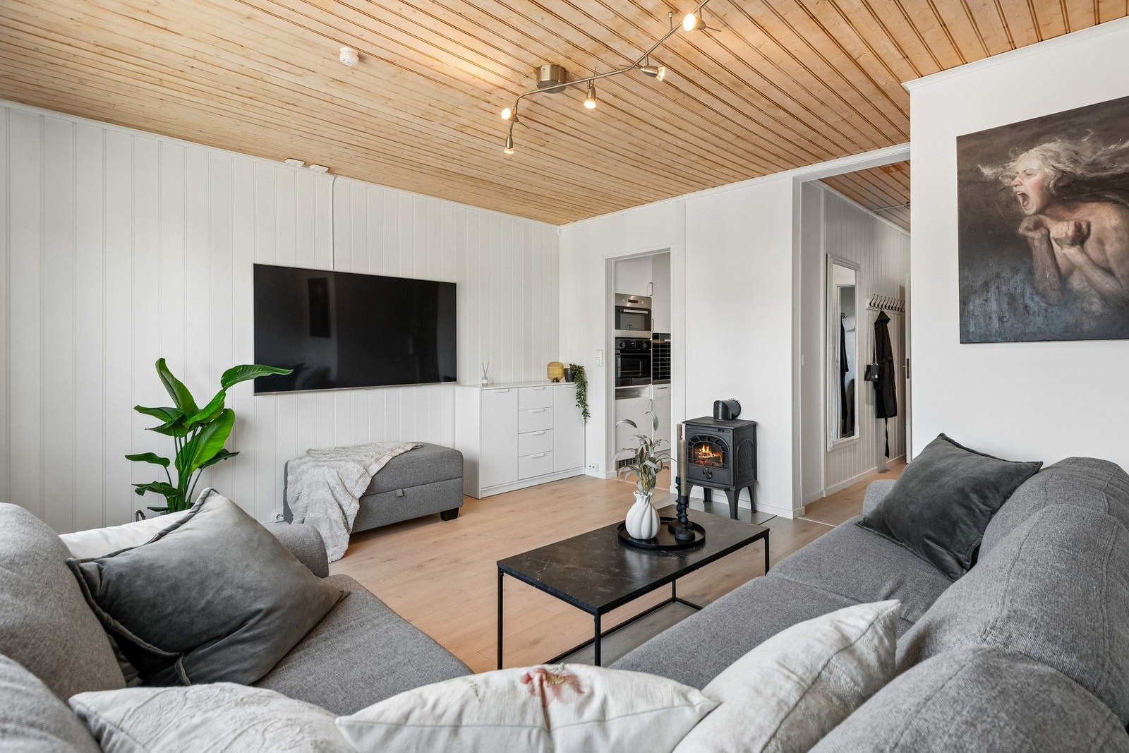 Stuen er lys og romslig med god plass til sofagruppe. Galleribilde