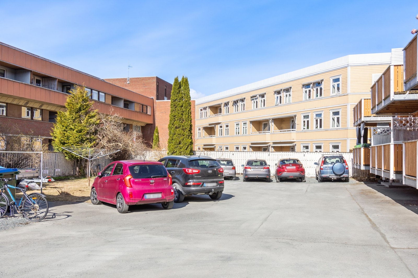 Andelen disponerer fast oppstillingsplass i bakgården. Galleribilde