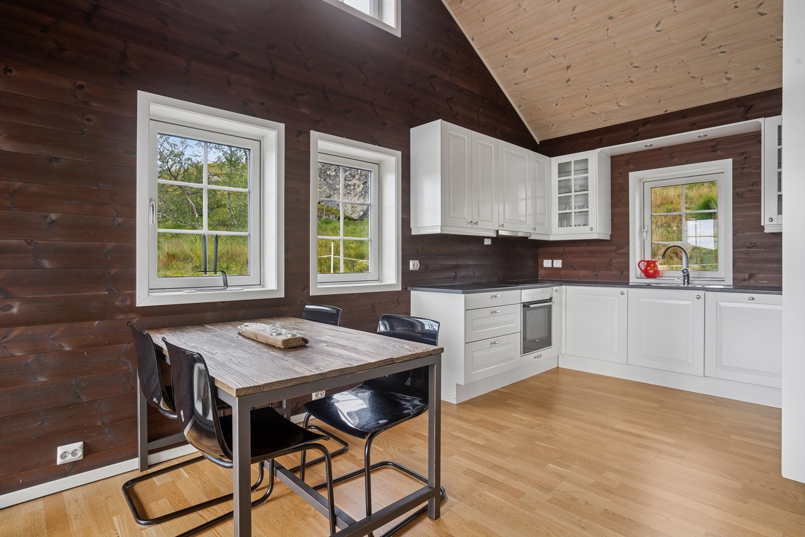 Kjøkkenet er i en lekker lys utførelse. Galleribilde