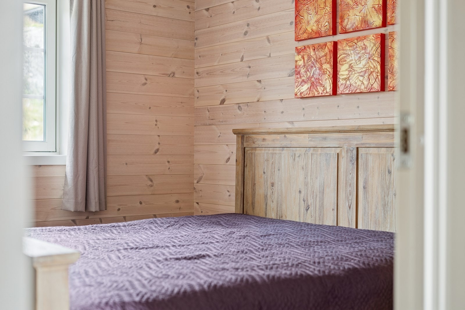 Hovedsoverommet har god plass til dobbeltseng og garderobeløsninger. Galleribilde