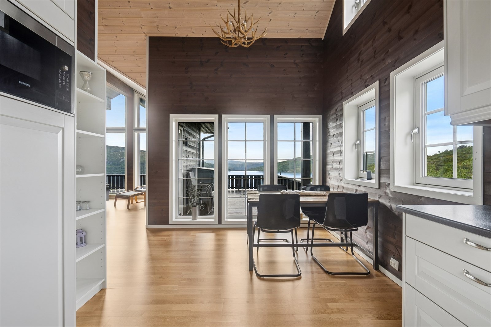 Kjøkkenet ligger i en delvis åpen løsning inn fra stuen - med god plass til spisebord. Galleribilde