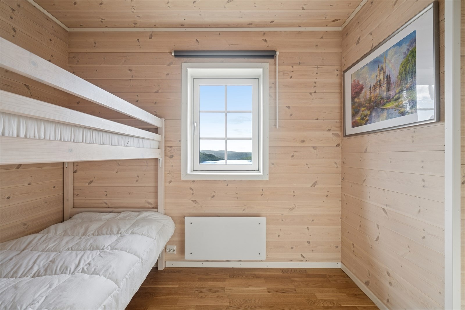 Soverom 2 er også av god størrelse - her innredet med køyseng. Galleribilde