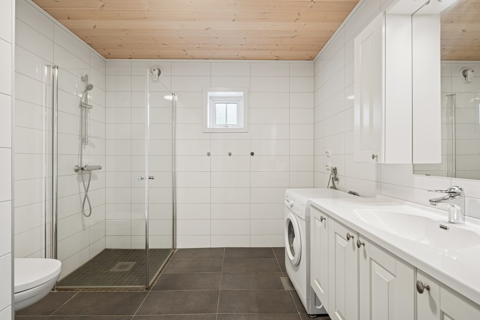 Badet er utført med lekre fliser av lys og mørk utførelse - for en fin kontrast. Galleribilde