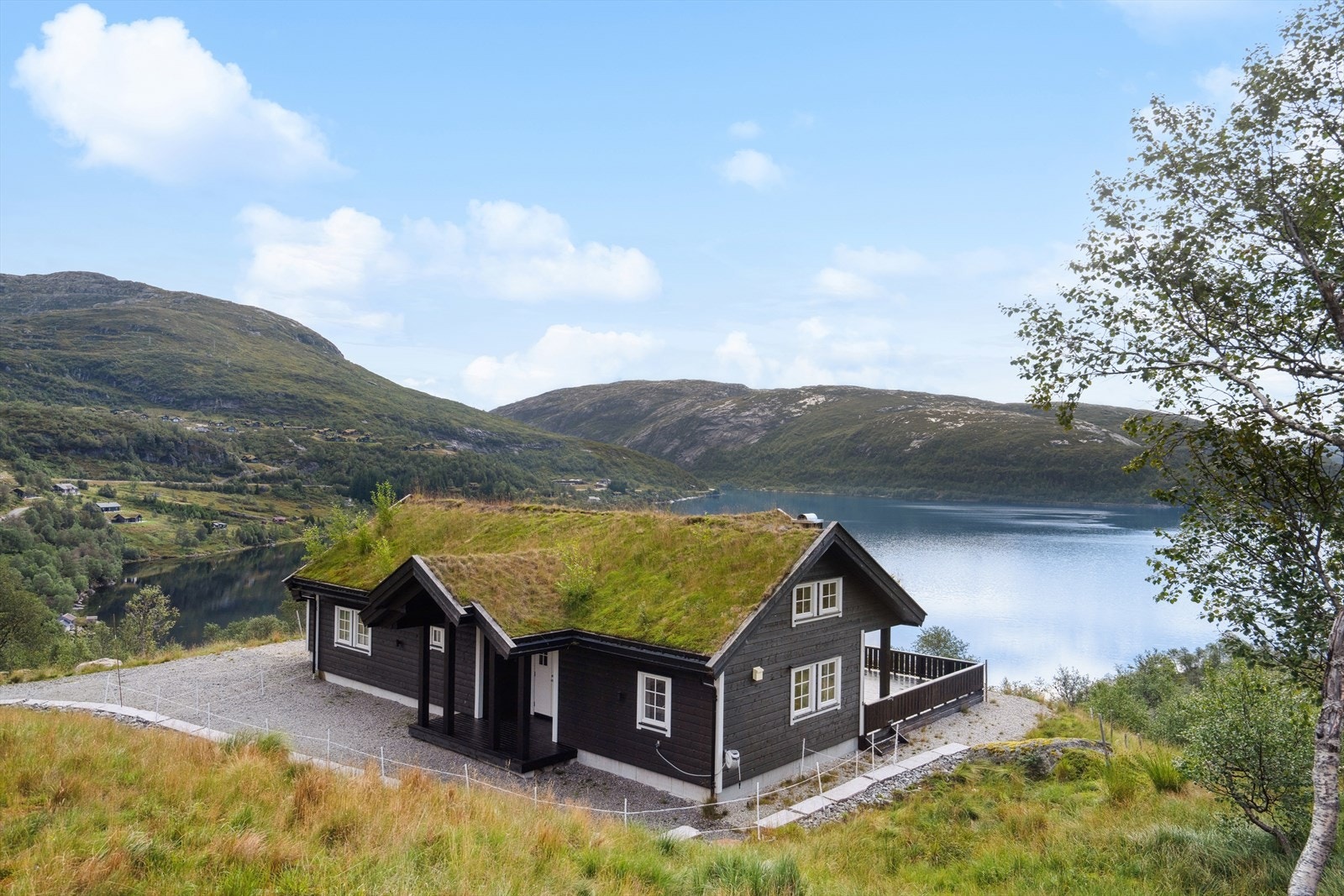 Hytten byr på en særegen beliggenhet i hyttefeltet - nærmest fjorden. Galleribilde